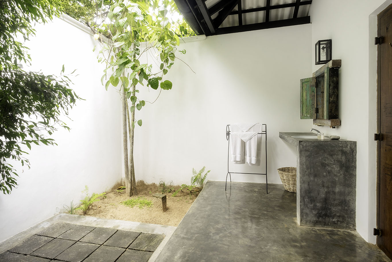 Outdoor Tropical Garden Bathroom at Nisala Arana