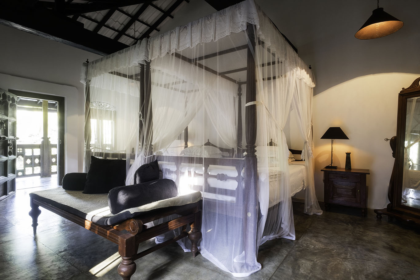 Twin four-poster beds at Mango Wing in Nisala Arana